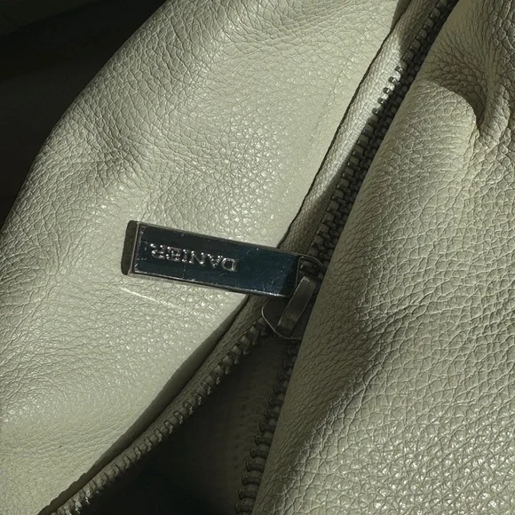 Danier Cream Leather Shoulder Bag - Picture 5 of 10